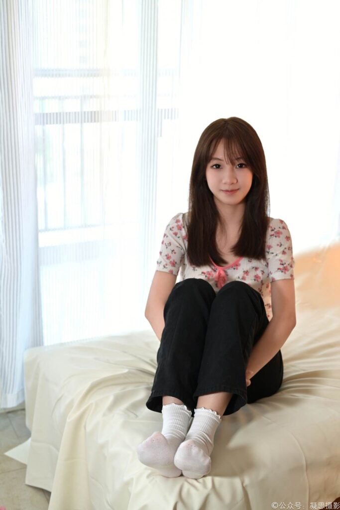 凝思攝影 NO.013 鈴鈴-T恤、短白襪、平底鞋[139P/1V/4.08GB]插圖4