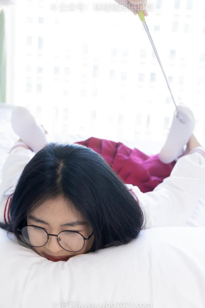 [BoBoSocks襪啵啵]NO.545 奶油-白色馬丁靴、厚白絲、jk制服、瑜伽動作時用老頭樂撓腳劇情[144P/1V/5.08GB]插圖3